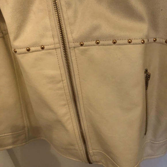 JustFab 3x faux leather white biker jacket, never worn. Pockets, and zipper - Picture 7 of 12